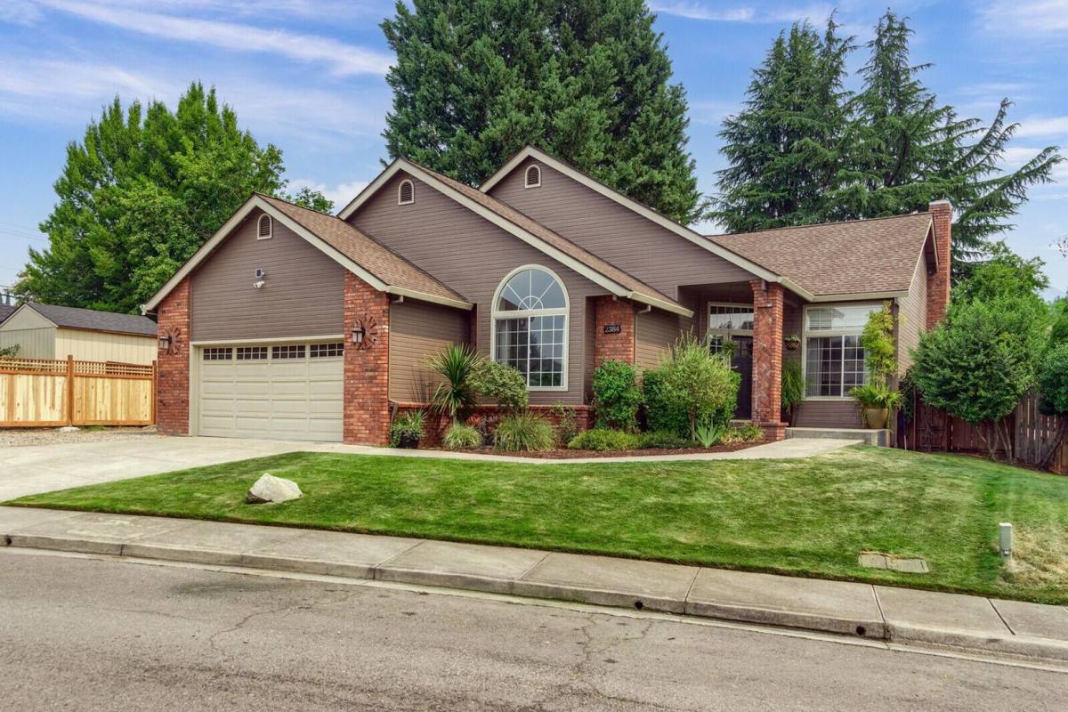 House for rent at 2384 Stonebrook Dr, Medford, OR 97504