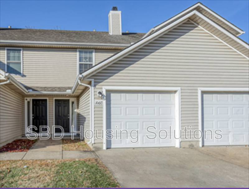 Townhouse for rent at 106 NE Dogwood St #B, Oak Grove, MO 64075