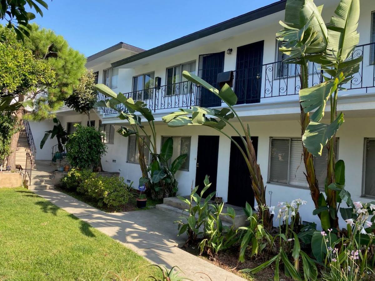 Apartment for rent at 911 Edgewood St, Inglewood, CA 90302