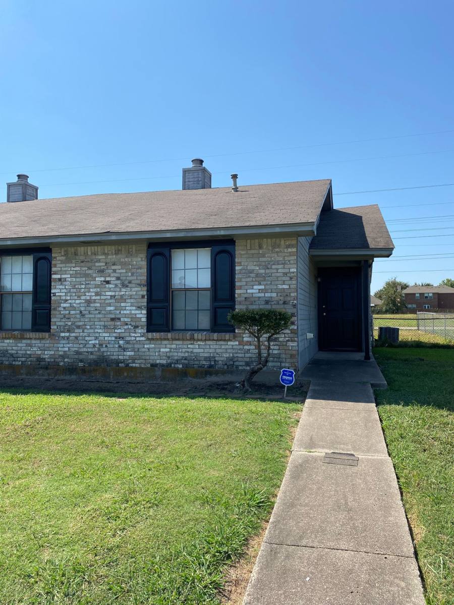Townhouse for rent at 1112 Valley View St, Red Oak, TX 75154