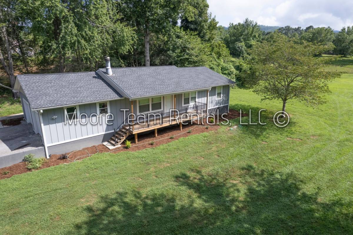 House for rent at 255 Brookside Dr, Hendersonville, NC 28792
