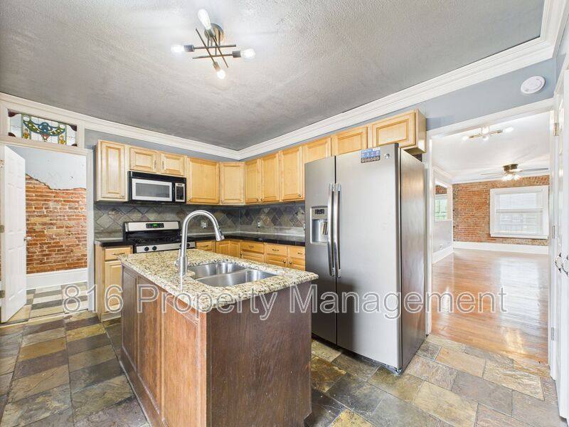 Apartment for rent at 1033 E 5th #2, Kansas City, MO 64106