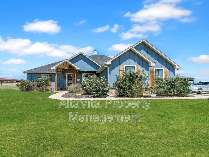 House for rent at 1011 Young Bend Rd, Weatherford, TX 76087