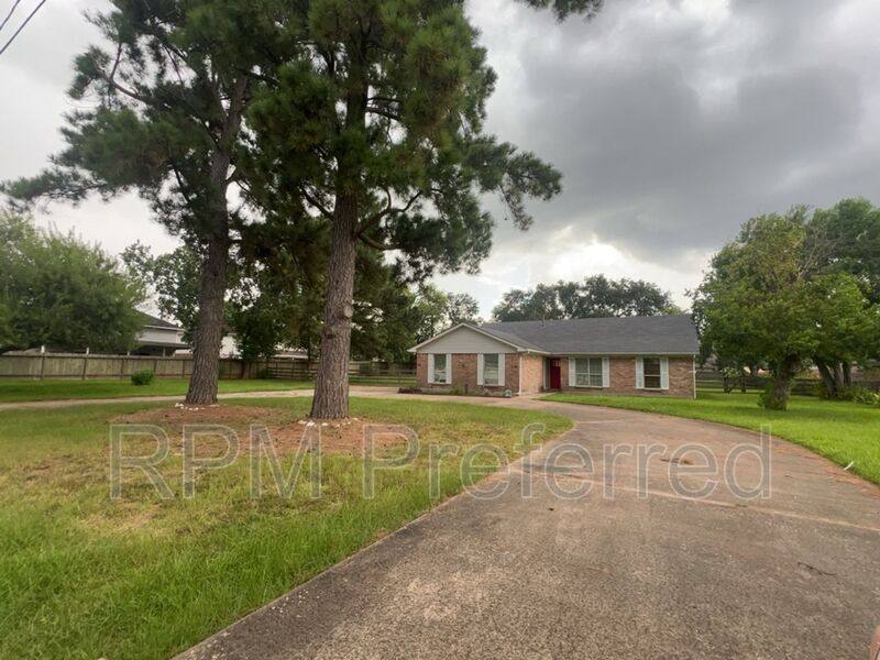 House for rent at 30707 Martens Rd, Tomball, TX 77375