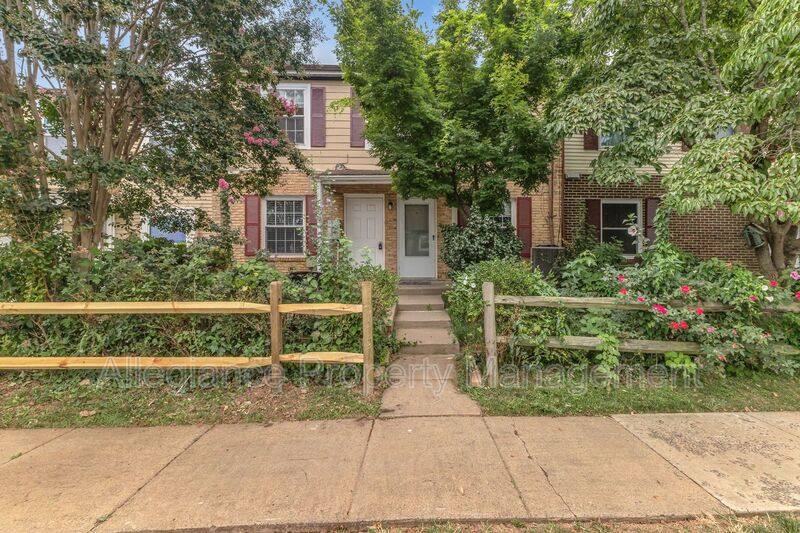 Townhouse for rent at 90 Adams Dr NE, Leesburg, VA 20176