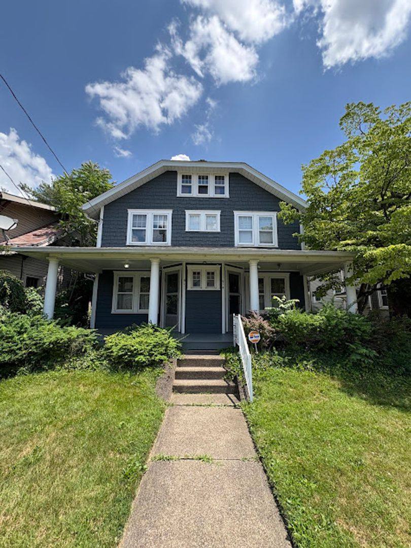 Apartment for rent at 914 Broad Ave NW, Canton, OH 44708