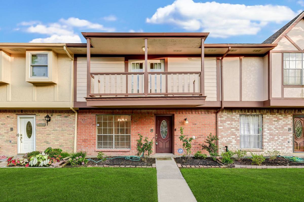 Townhouse for rent at 14662 Perthshire Rd, Houston, TX 77079