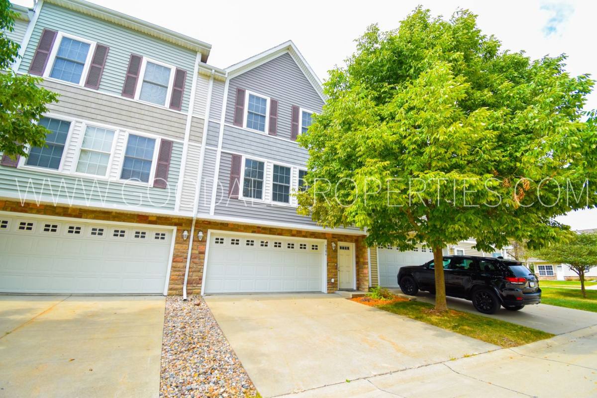 Townhouse for rent at 4306 152nd Place, Urbandale, IA 50323