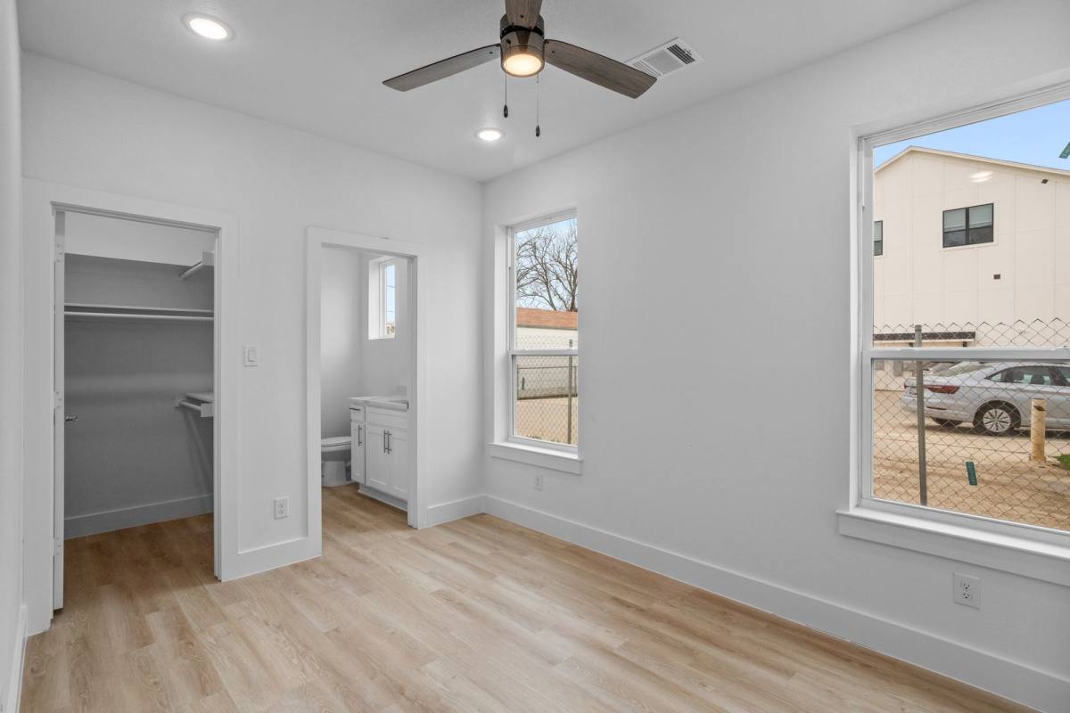 Apartment for rent at 2400 Benbrook Dr, Fort Worth, TX 76110