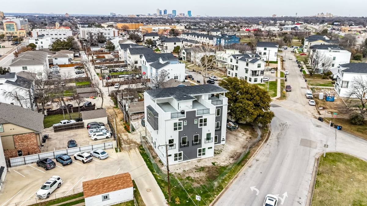 Apartment for rent at 2400 Benbrook Dr, Fort Worth, TX 76110