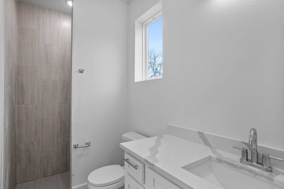 Apartment for rent at 2400 Benbrook Dr, Fort Worth, TX 76110