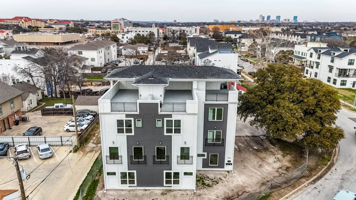 Apartment for rent at 2400 Benbrook Dr, Fort Worth, TX 76110