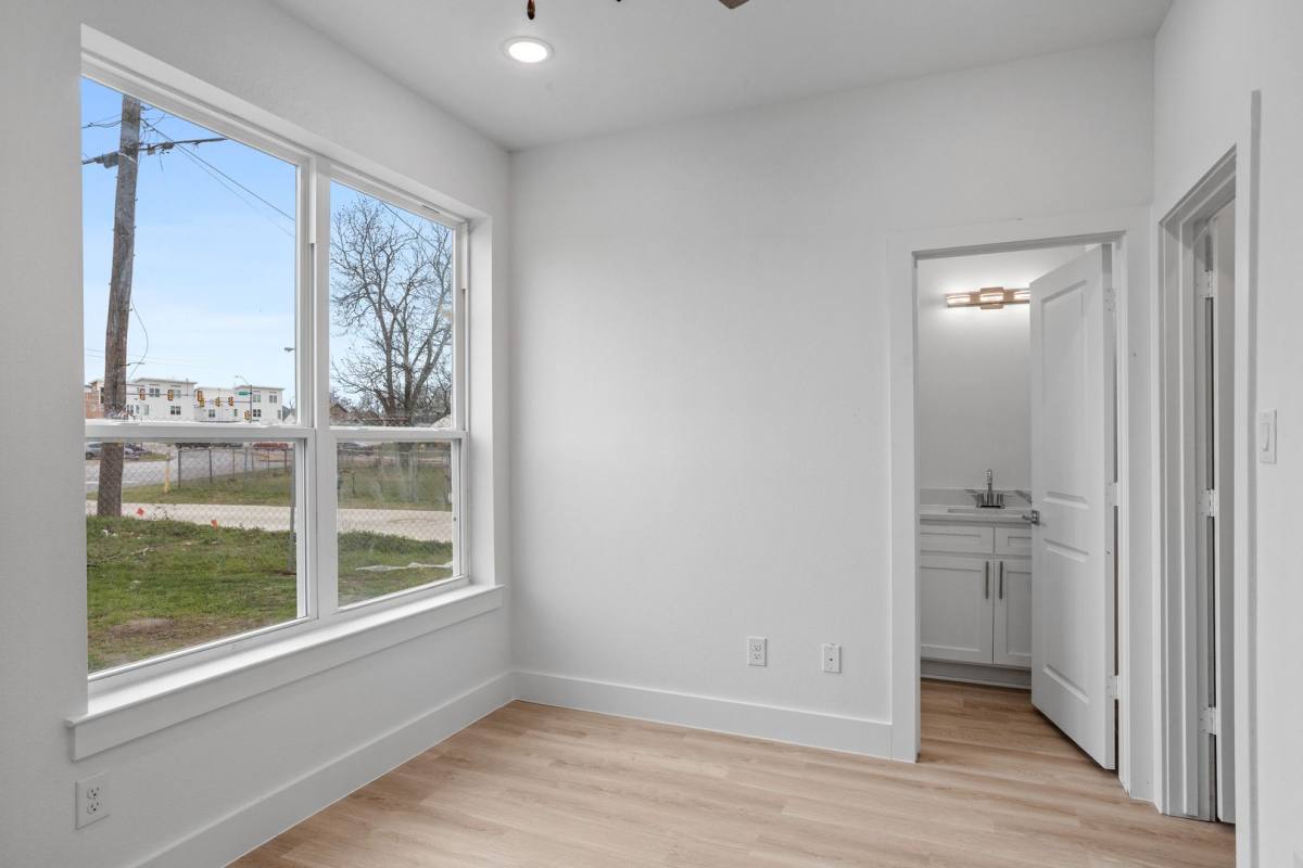 Apartment for rent at 2400 Benbrook Dr, Fort Worth, TX 76110