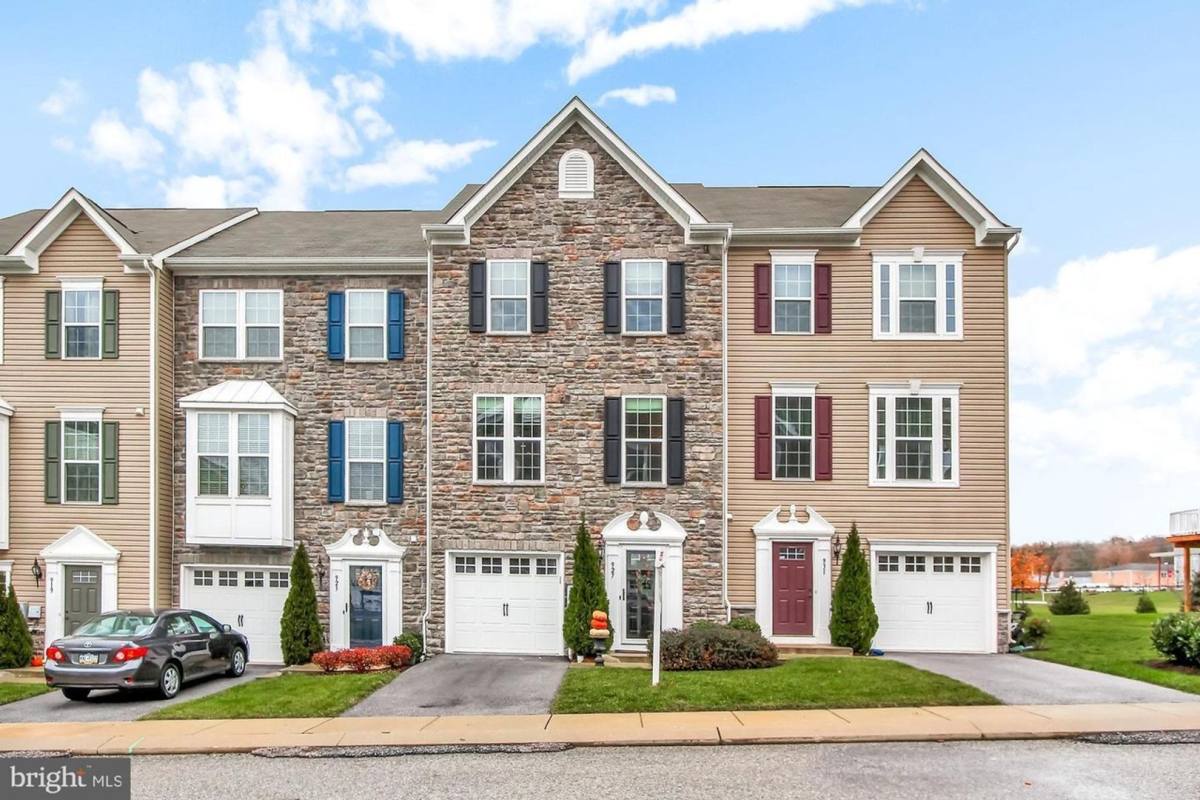 Townhouse for rent at 927 Brechin Lane, York, PA 17403