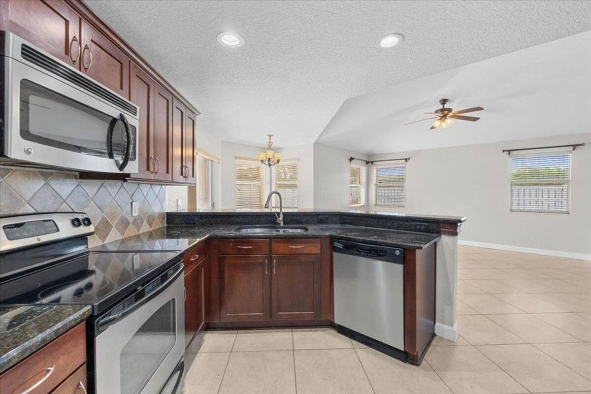 House for rent at 10 Valencia Dr, Boynton Beach, FL 33436