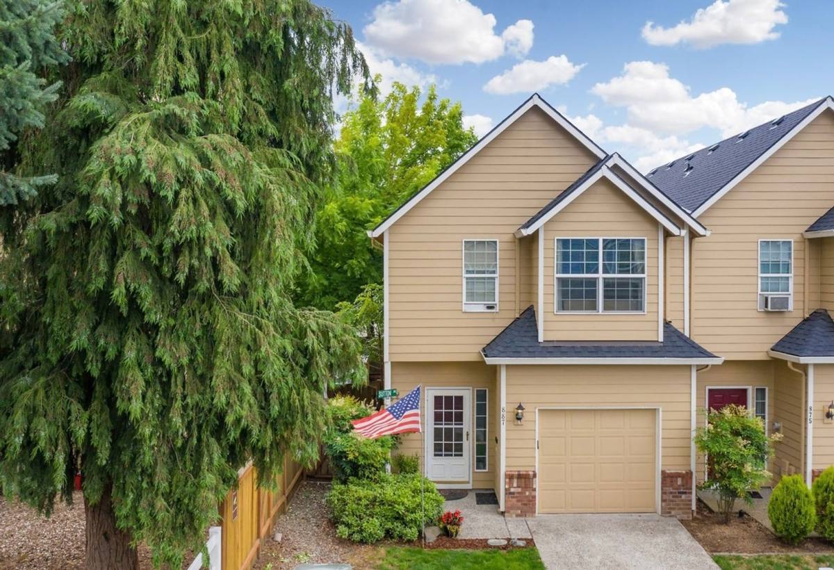 Townhouse for rent at 887 SW 198th Place, Beaverton, OR 97003