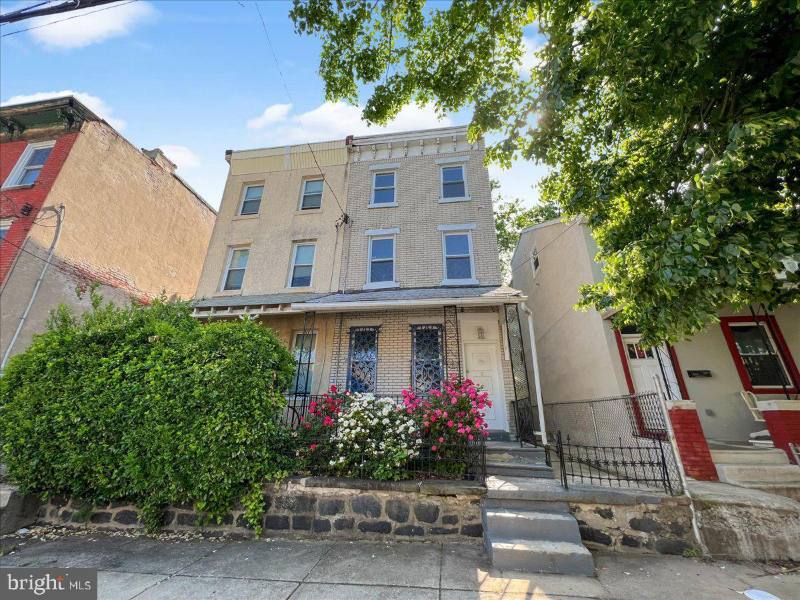 Townhouse for rent at 657 N 37th St, Philadelphia, PA 19104