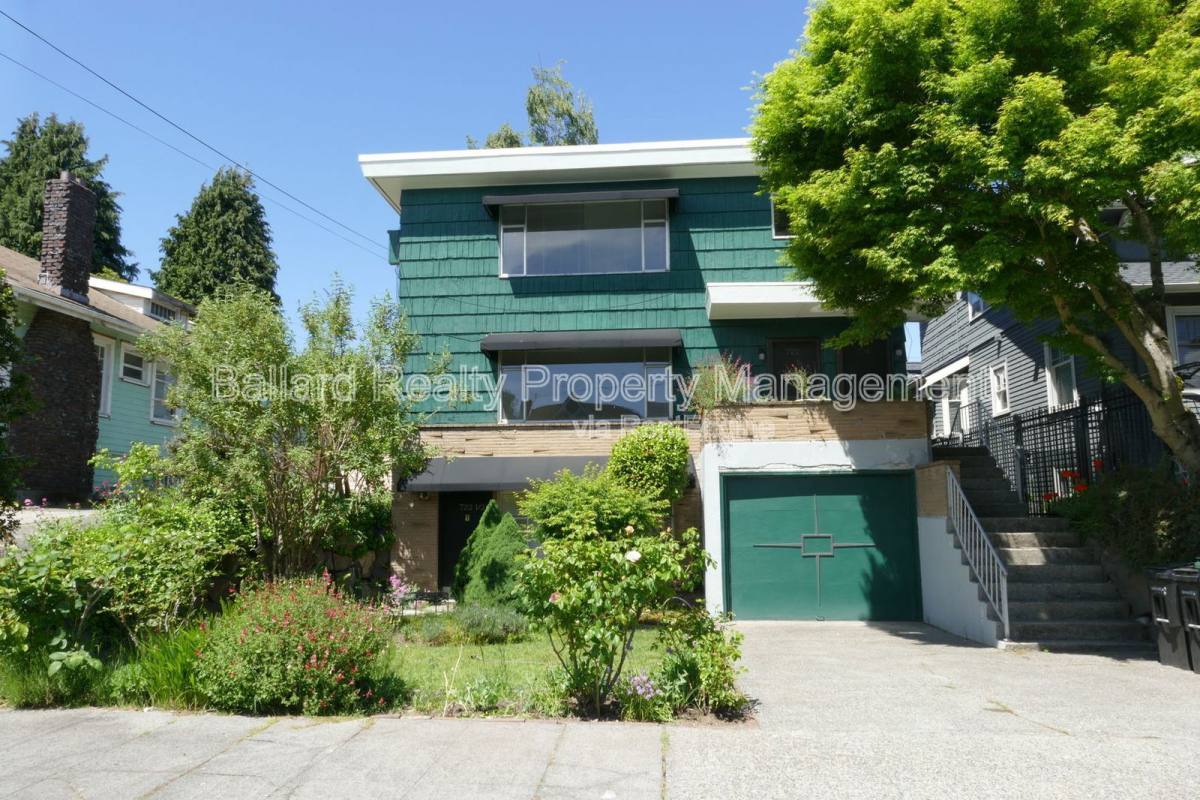 Townhouse for rent at 722 N 47th St, Seattle, WA 98103