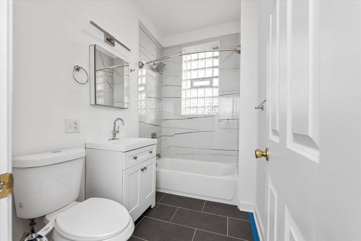 Apartment for rent at 2350 W Charleston St #3R, Chicago, IL 60647