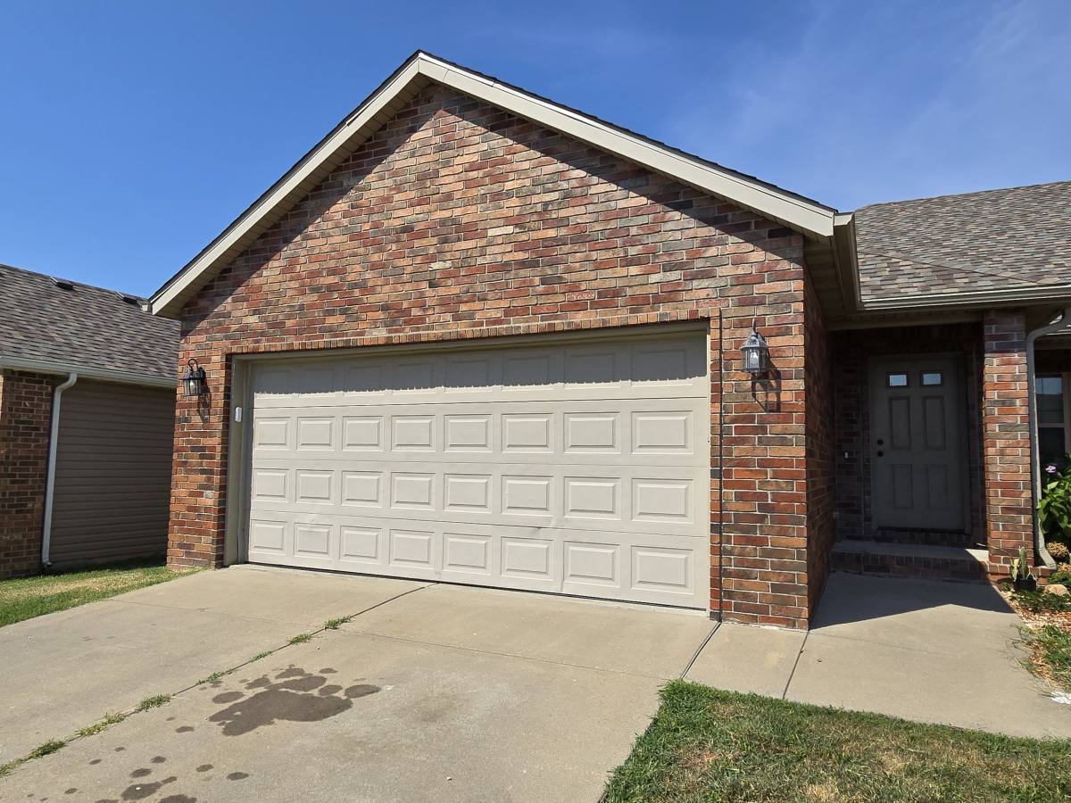 Townhouse for rent at 549 Welch St, Marshfield, MO 65706