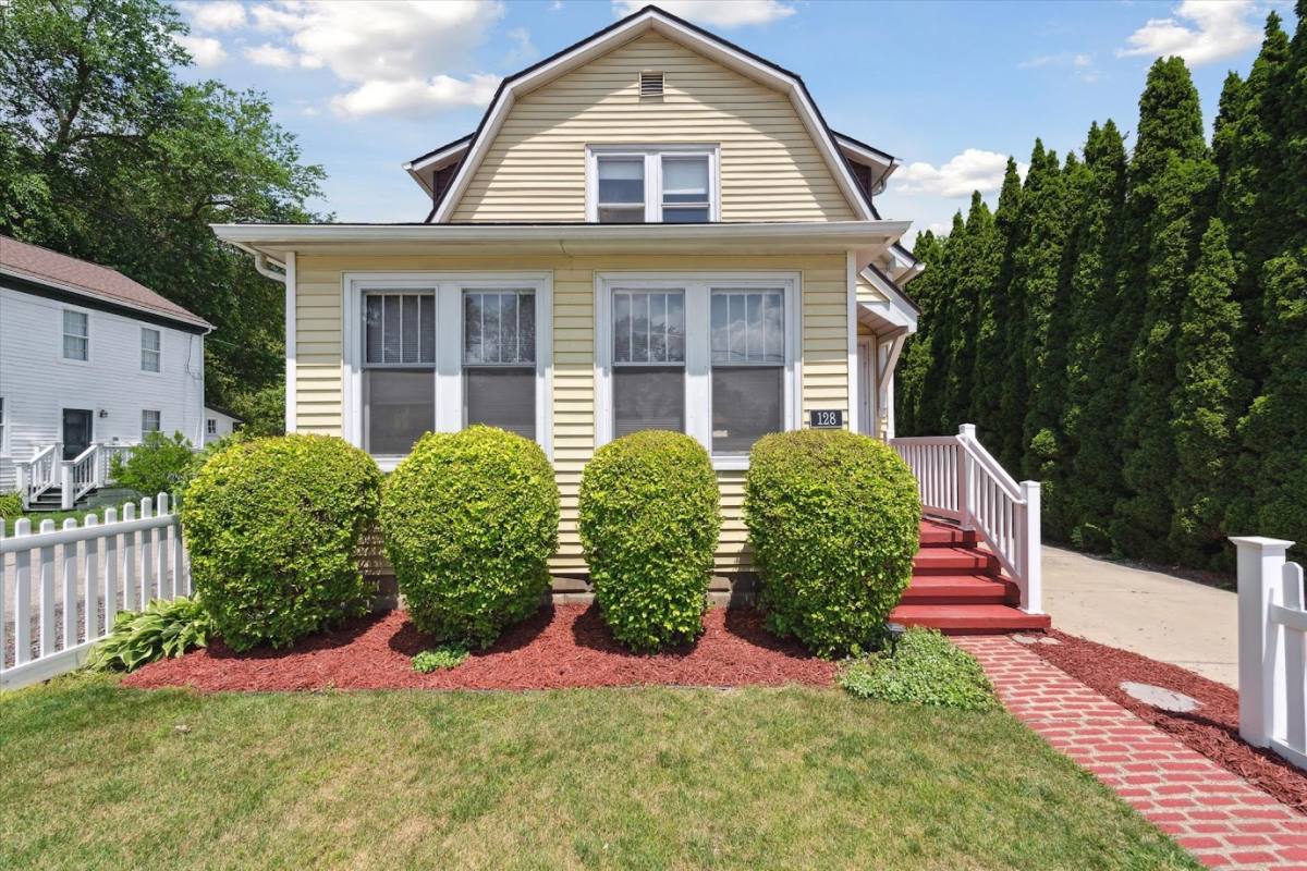 House for rent at 128 Church St, Romeo, MI 48065