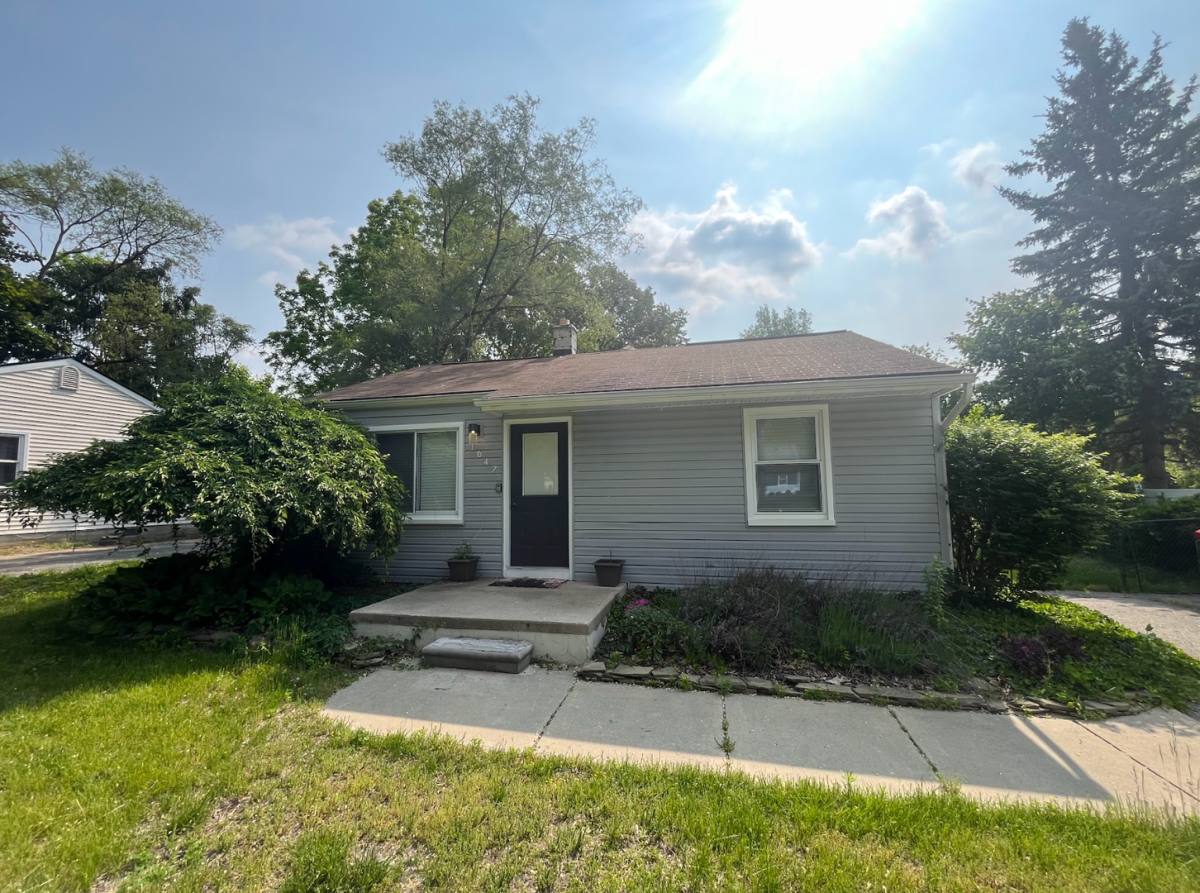 House for rent at 1647 Weymouth St, West Bloomfield, MI 48324