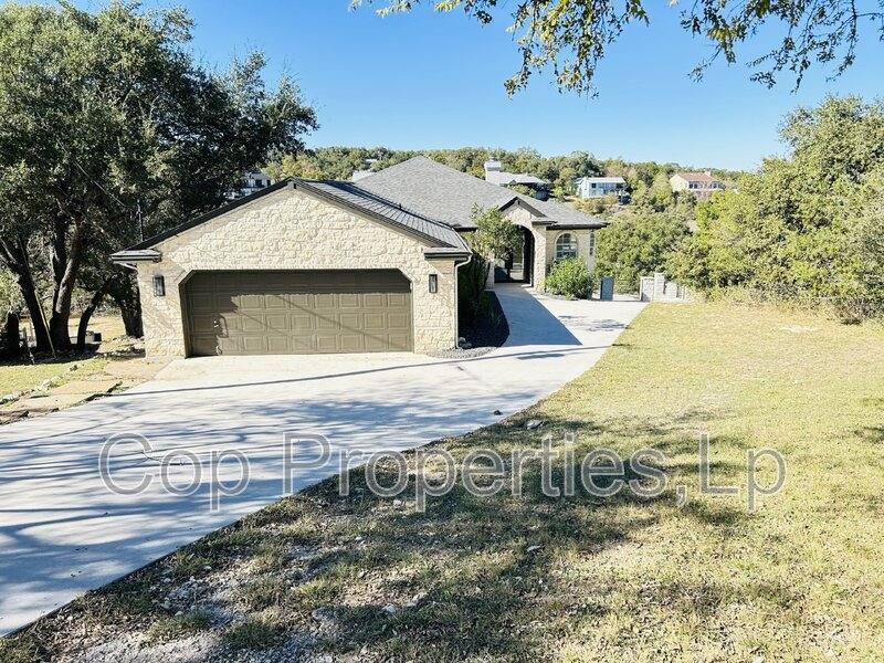 House for rent at 321 Village View Dr, Canyon Lake, TX 78133
