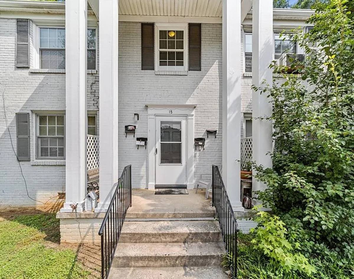 Condo for rent at 1400 Roslyn Dr, Burlington, NC 27215