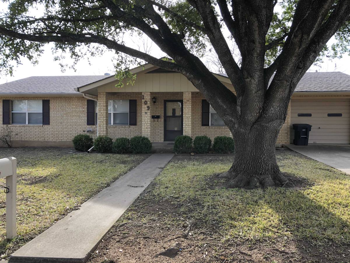 House for rent at 109 Broadmoor Dr, Fredericksburg, TX 78624