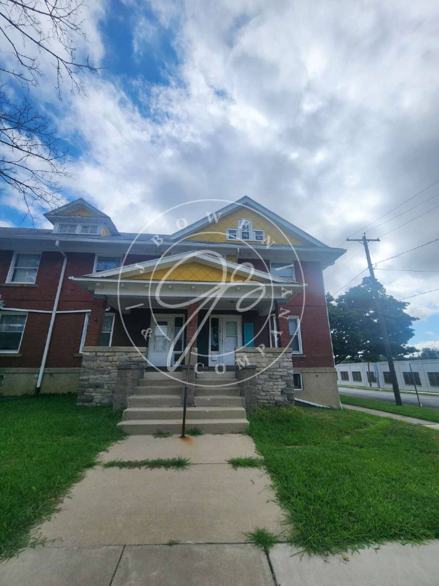 Townhouse for rent at 199 E Broadway St, Toledo, OH 43605