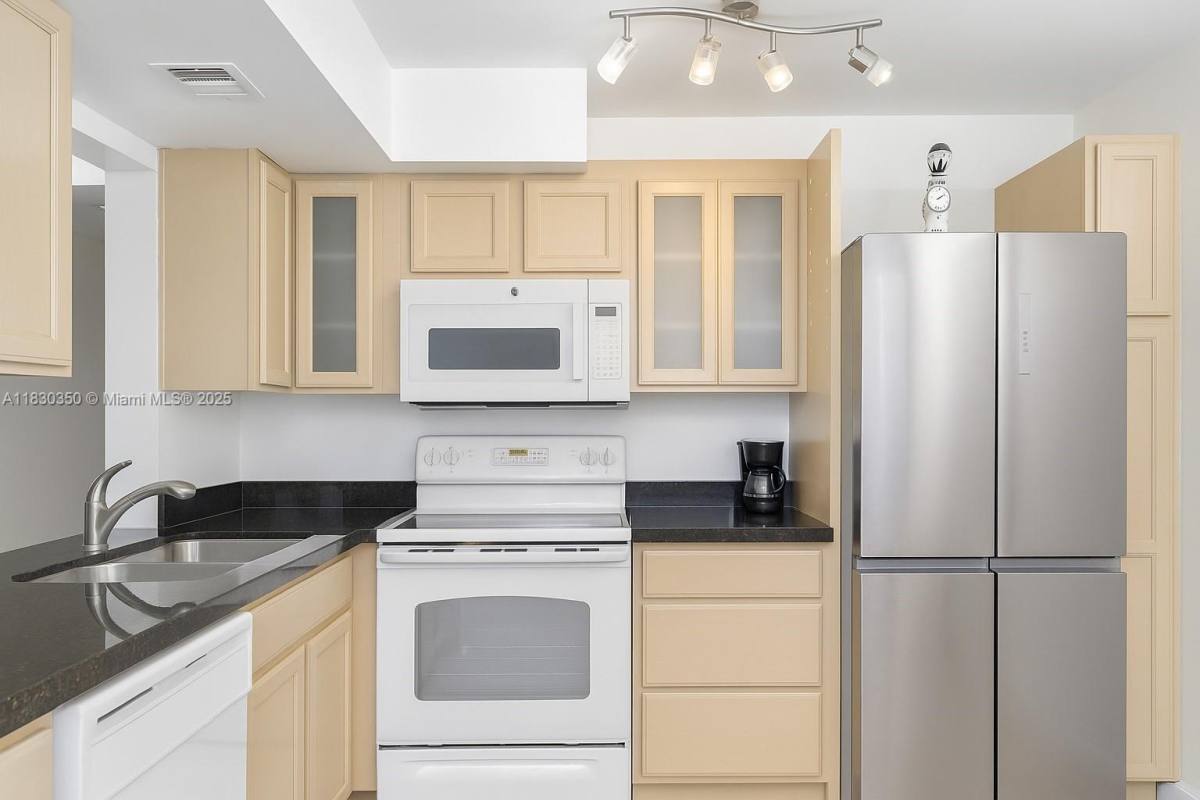 House for rent at 1250 Lincoln Rd #203, Miami Beach, FL 33139