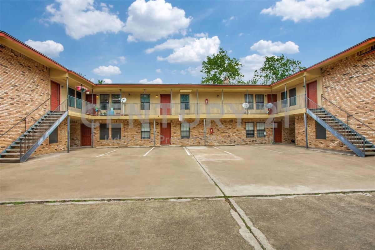 Apartment for rent at 1108 N Elm St, Denton, TX 76201