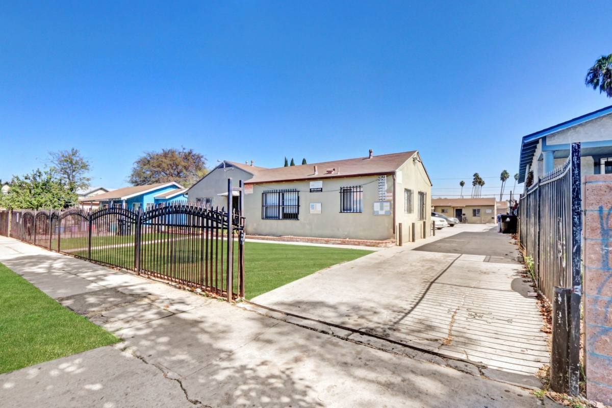 Apartment for rent at 6340 10th Ave, Los Angeles, CA 90043