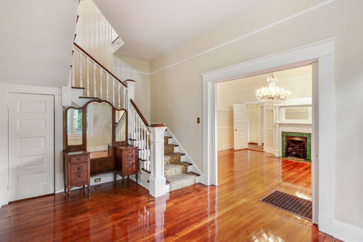 Apartment for rent at 810 Pine St, New Orleans, LA 70118