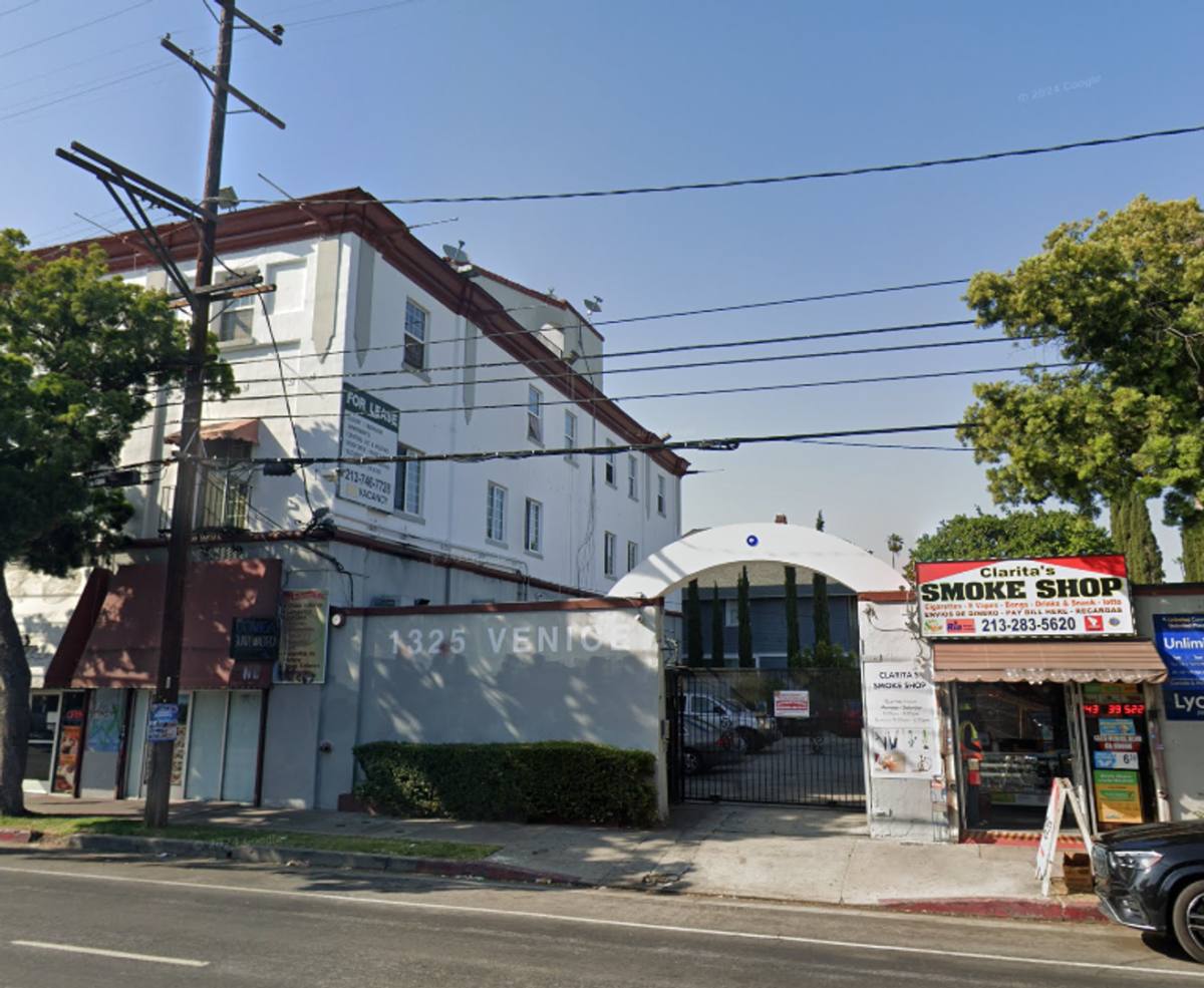 Apartment for rent at 1325 Venice Blvd, Los Angeles, CA 90006
