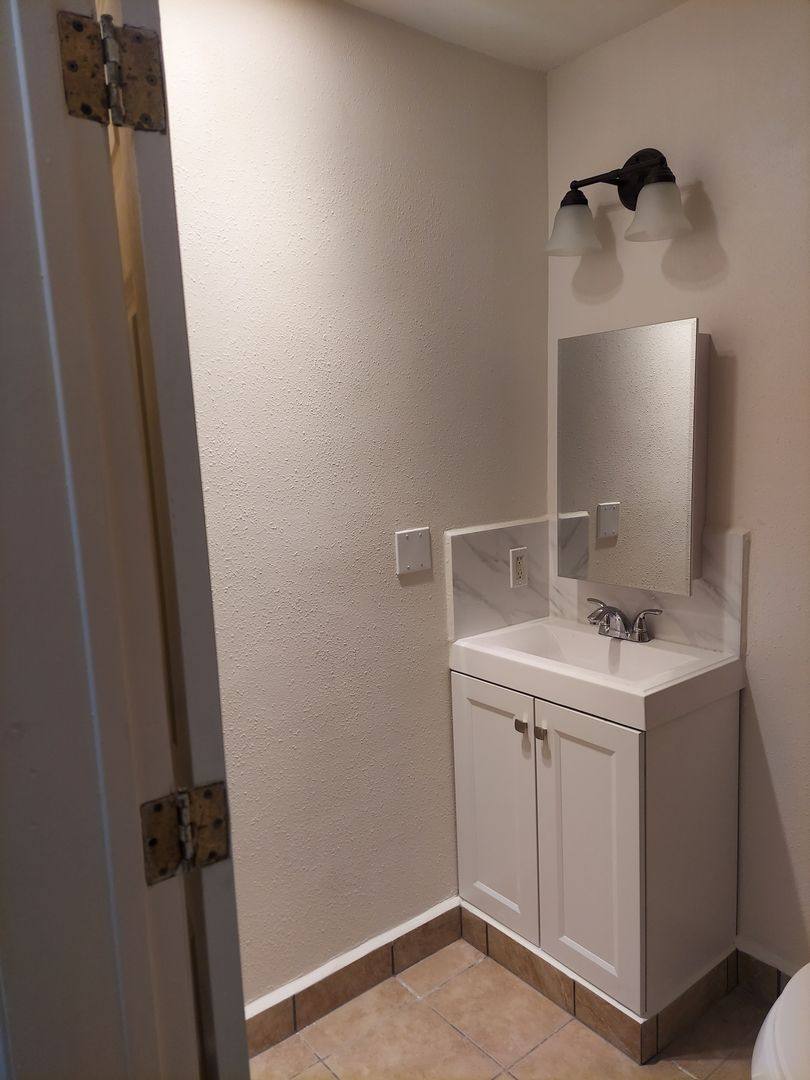 Apartment for rent at 1325 Venice Blvd, Los Angeles, CA 90006