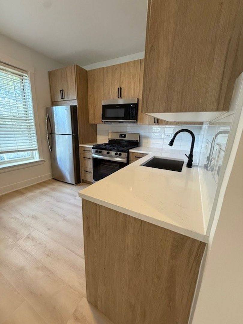Apartment for rent at 2139 W Lunt Ave, Chicago, IL 60645