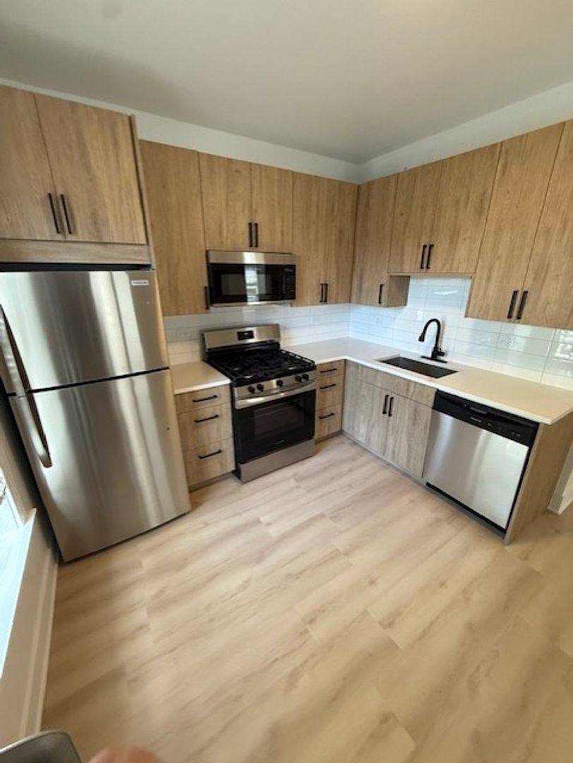 Apartment for rent at 2139 W Lunt Ave, Chicago, IL 60645