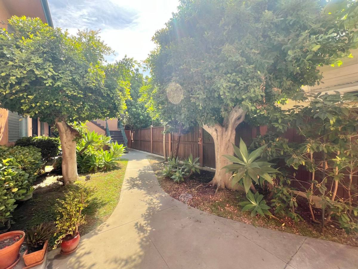 Apartment for rent at 342 Temple Ave, Long Beach, CA 90814