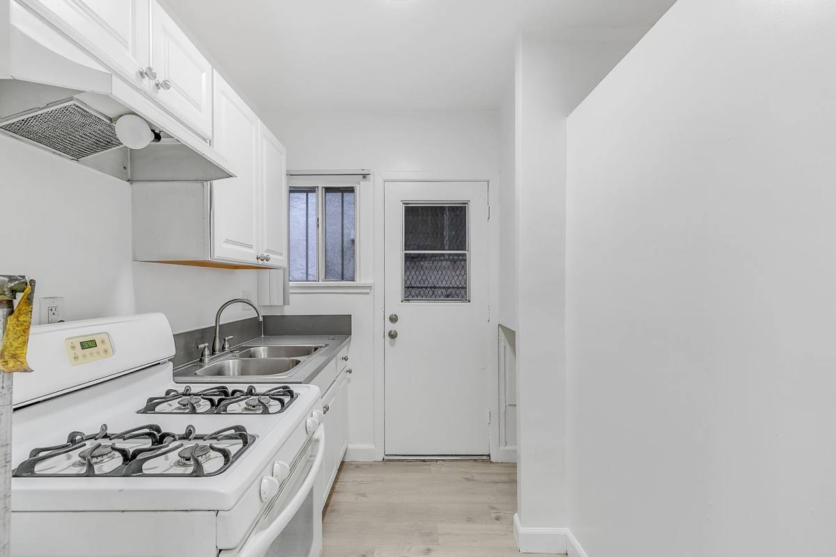 Apartment for rent at 1426 S Bonnie Brae St, Los Angeles, CA 90006