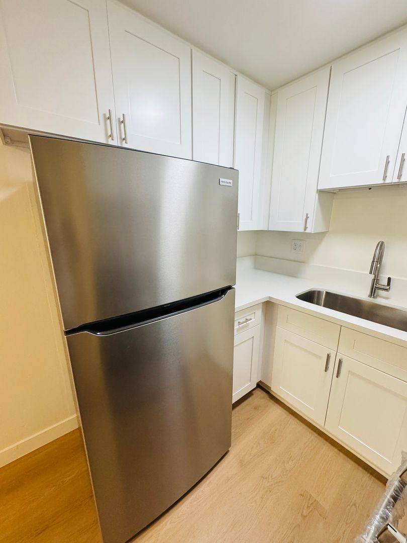 Apartment for rent at 11260 Westminster Ave, Los Angeles, CA 90066