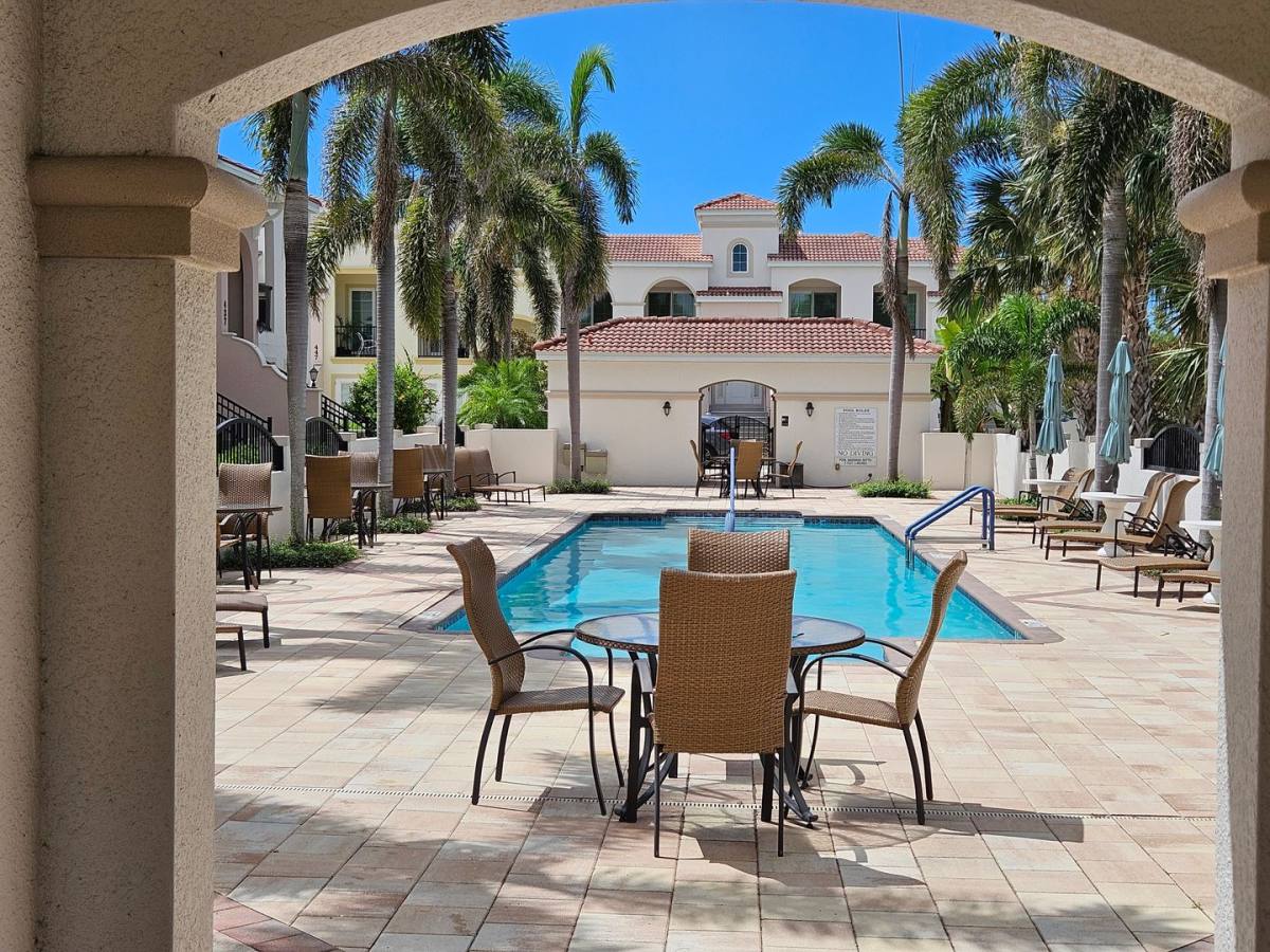 Condo for rent at 461 S Nokomis Ave, Venice, FL 34285