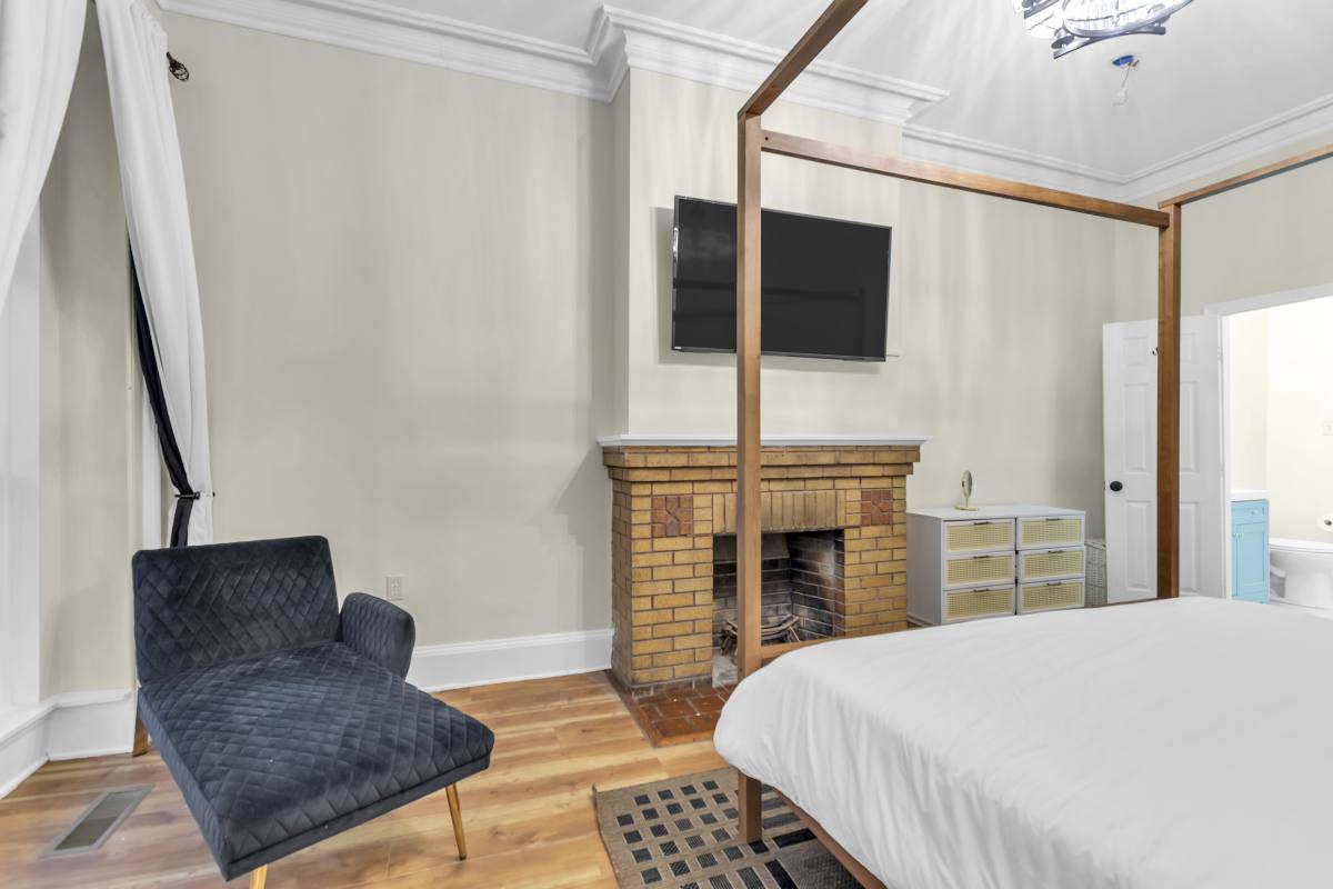 Apartment for rent at 810 N Broadway, Baltimore, MD 21205