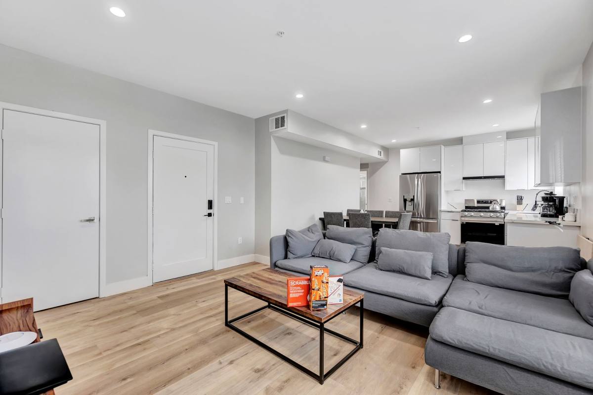 Apartment for rent at 546 N Harvard Blvd, Los Angeles, CA 90004