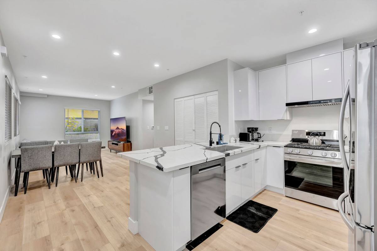 Apartment for rent at 546 N Harvard Blvd, Los Angeles, CA 90004