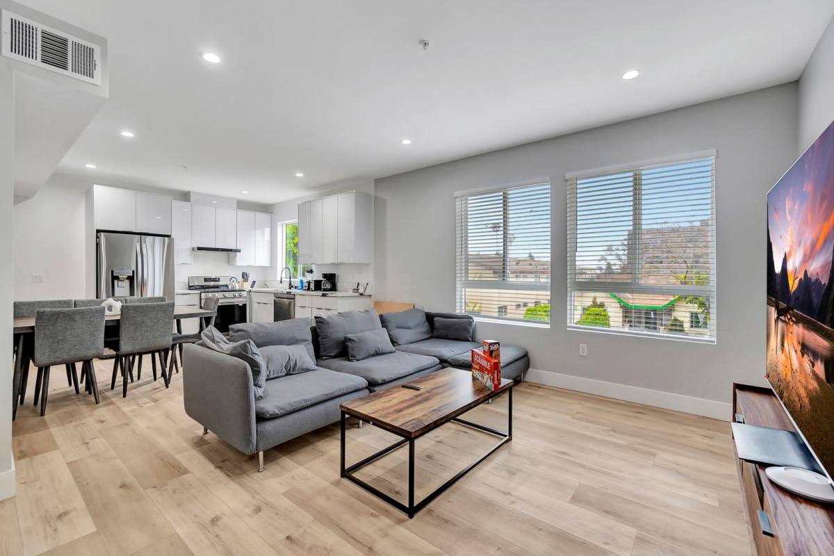 Apartment for rent at 546 N Harvard Blvd, Los Angeles, CA 90004