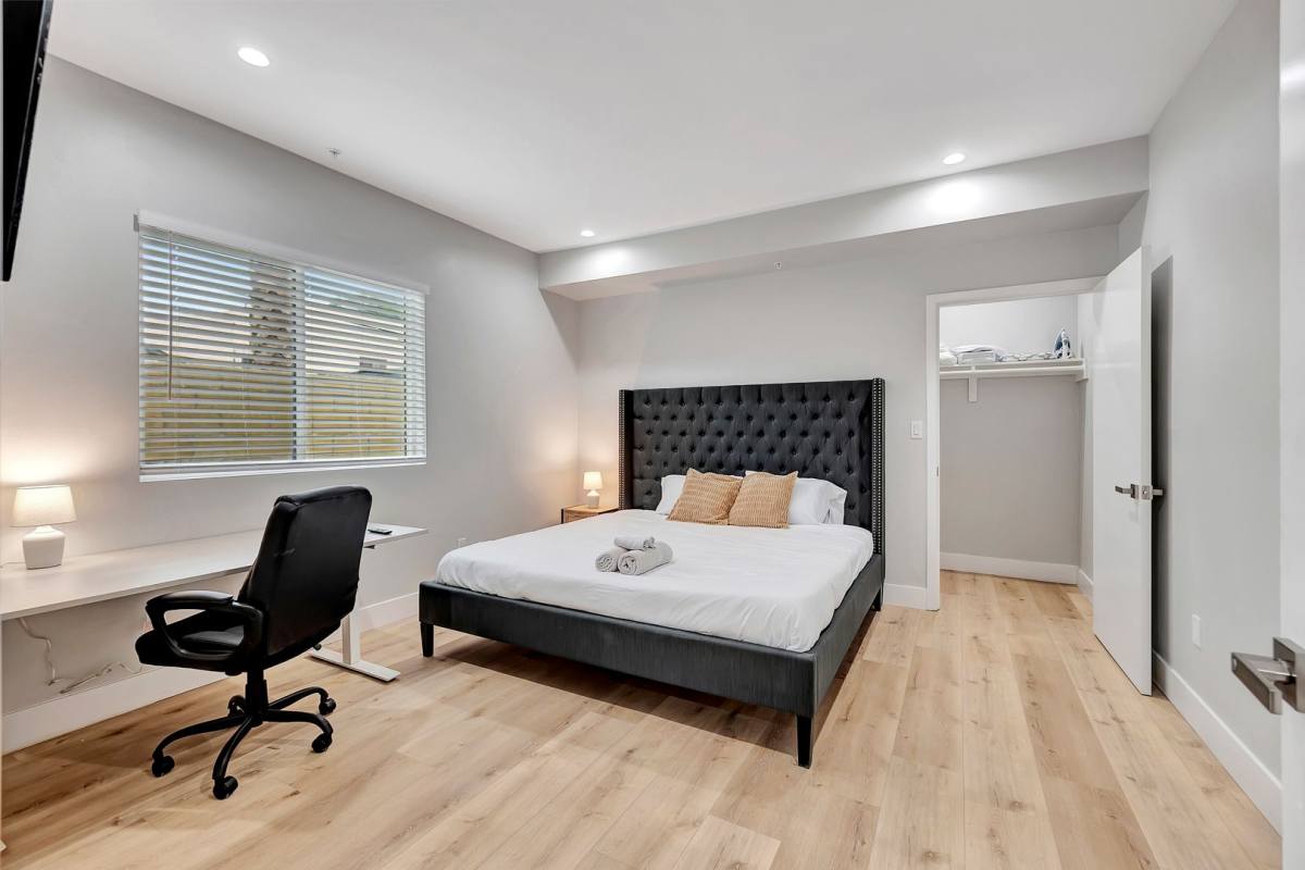 Apartment for rent at 546 N Harvard Blvd, Los Angeles, CA 90004