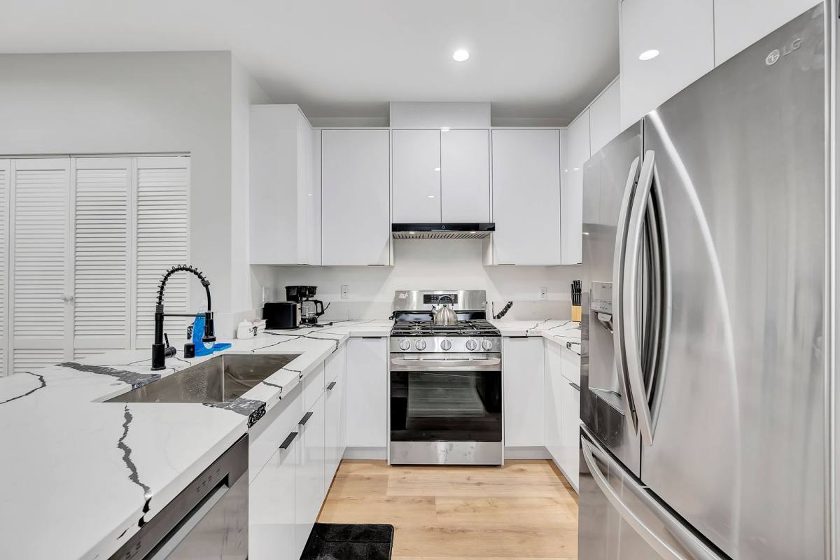 Apartment for rent at 546 N Harvard Blvd, Los Angeles, CA 90004