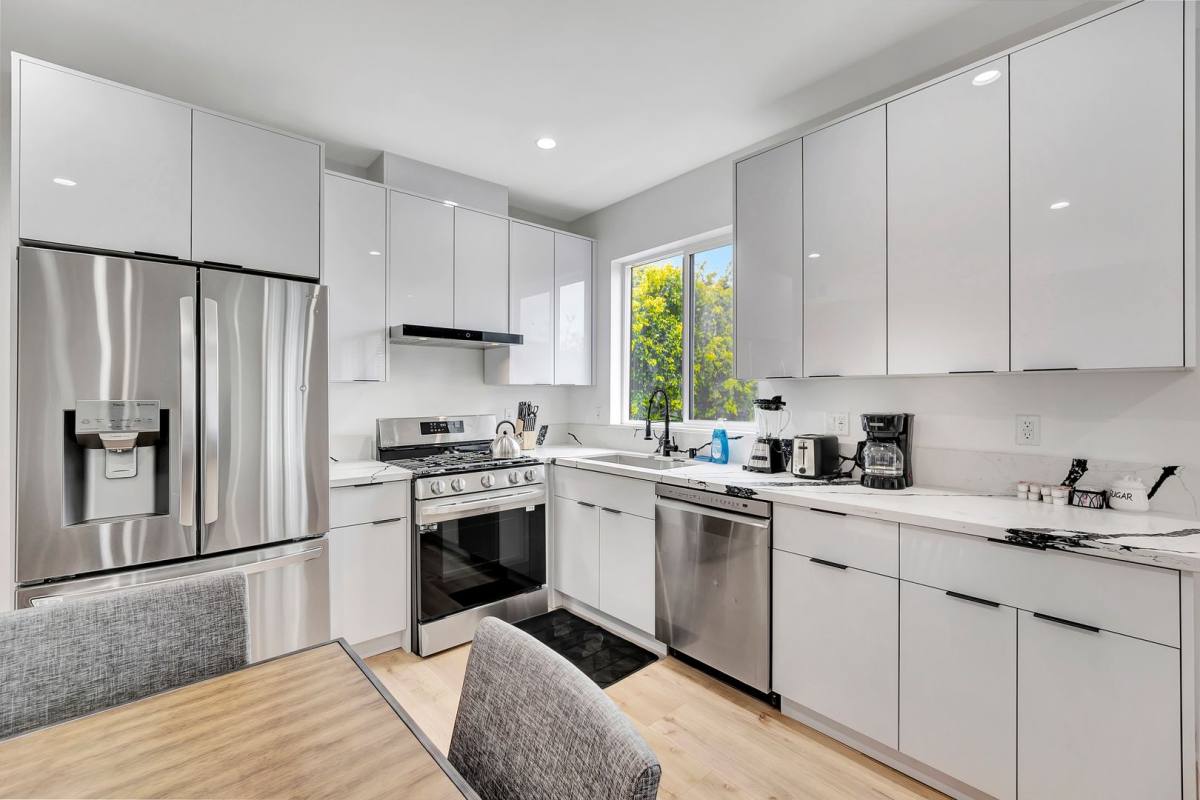 Apartment for rent at 546 N Harvard Blvd, Los Angeles, CA 90004