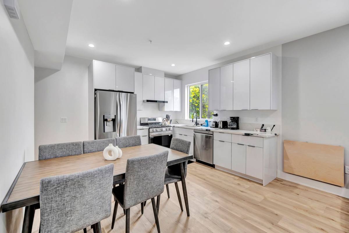 Apartment for rent at 546 N Harvard Blvd, Los Angeles, CA 90004